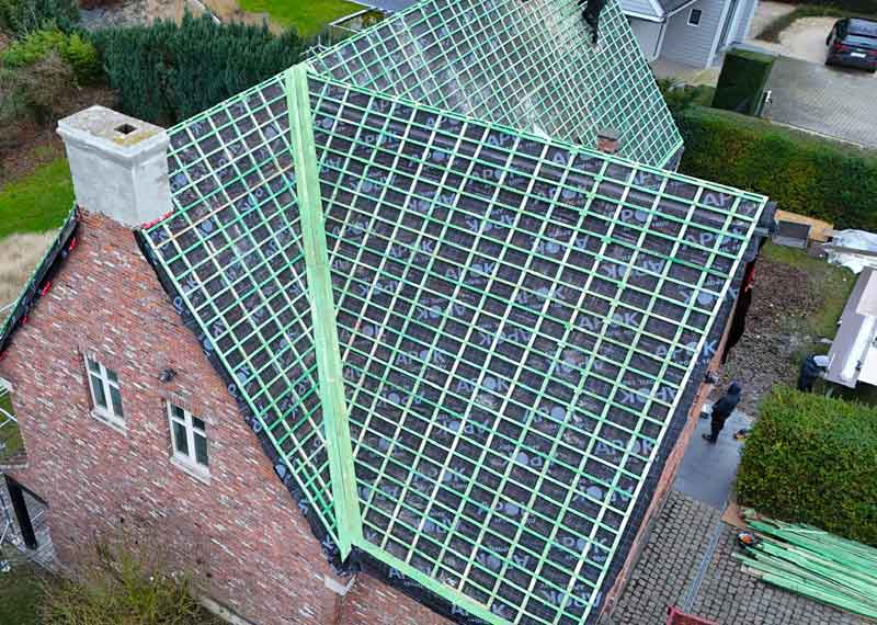 Charpente - MAÎTRE COUVERTURE : artisan charpentier couvreur sur paris (75) et l’Île-de-France : Travaux de charpente : en construction neuve comme en rénovation : charpente traditionnelle, à fermettes … du massif au lamellé-collé. Traitement des bois de charpente et menuiserie. Intervention dans les meilleurs délais sur Paris (75) et en Île-de-France : L’Essonne (91), la Seine-et-Marne (77), les Yvelines (78), le Val-de-Marne (94) et les Hauts-de-Seine (92). Maître Couverture sur PARAY-VIEILLE-POSTE (91). Par téléphone ou en ligne, Mr David BARNABEAU est à votre écoute pour tous vos projets de charpente et traitement des bois de charpente et menuiserie.