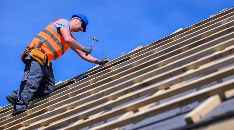 Charpente - MAÎTRE COUVERTURE : artisan charpentier couvreur sur paris (75) et l’Île-de-France : Travaux de charpente : en construction neuve comme en rénovation : charpente traditionnelle, à fermettes … du massif au lamellé-collé. Traitement des bois de charpente et menuiserie. Intervention dans les meilleurs délais sur Paris (75) et en Île-de-France : L’Essonne (91), la Seine-et-Marne (77), les Yvelines (78), le Val-de-Marne (94) et les Hauts-de-Seine (92). Maître Couverture sur PARAY-VIEILLE-POSTE (91). Par téléphone ou en ligne, Mr David BARNABEAU est à votre écoute pour tous vos projets de charpente et traitement des bois de charpente et menuiserie.