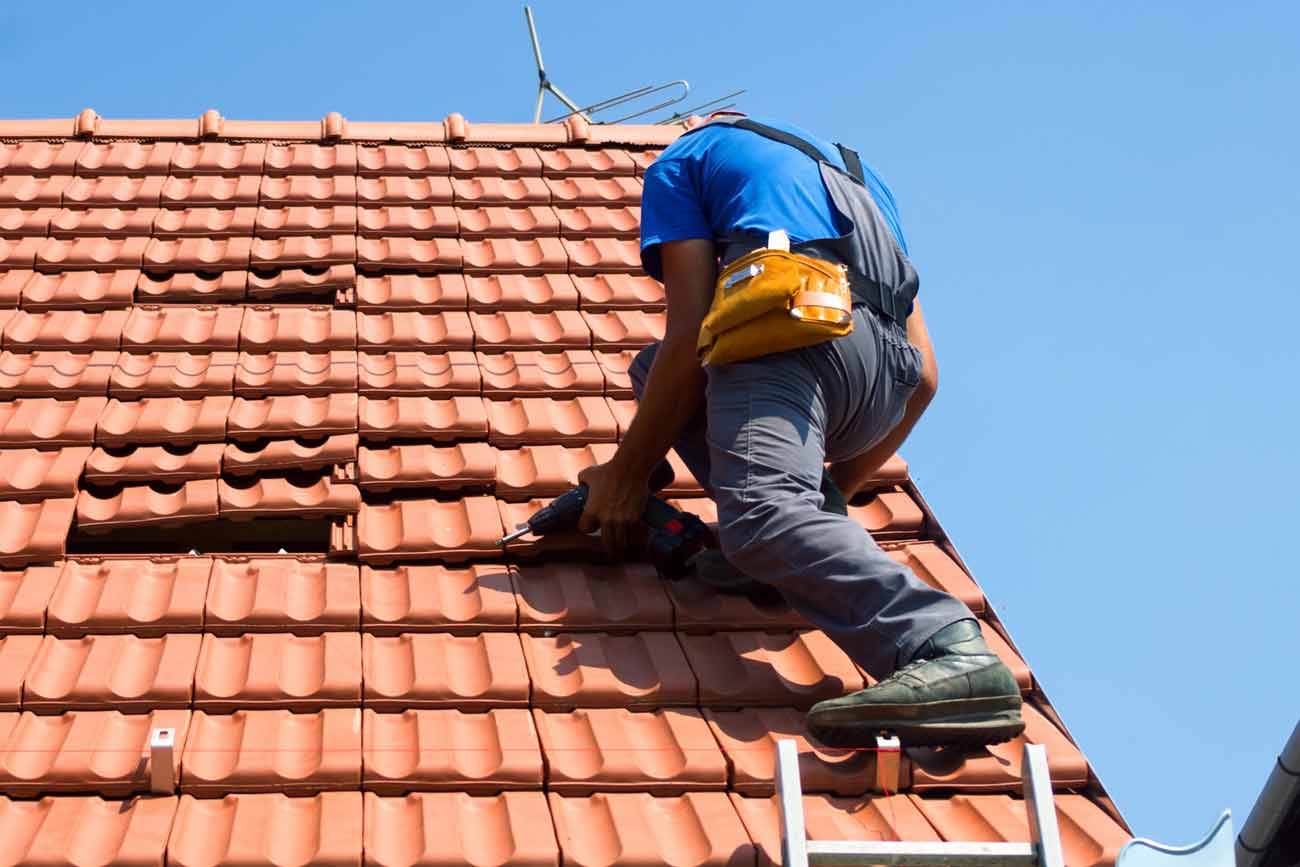 Travaux de couverture et zinguerie - MAÎTRE COUVERTURE : artisan couvreur zingueur sur Paris (75) et l’Île-de-France. : Travaux de couverture et faîtage en neuf et en rénovation. Dépannage urgent de fuite sur toits parisiens ! Pose et rénovation de toiture en zinc et des différents éléments de zinguerie. Intervention dans les meilleurs délais sur Paris (75) et en Île-de-France : L’Essonne (91), la Seine-et-Marne (77), les Yvelines (78), le Val-de-Marne (94) et les Hauts-de-Seine (92). Maître Couverture sur PARAY-VIEILLE-POSTE (91). Par téléphone ou en ligne, Mr David BARNABEAU est à votre écoute pour tous vos projets de couverture, zinguerie et faîtage en neuf et en rénovation.