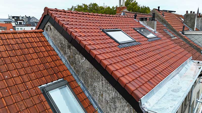 Travaux de couverture et zinguerie - MAÎTRE COUVERTURE : artisan couvreur zingueur sur Paris (75) et l’Île-de-France. : Travaux de couverture et faîtage en neuf et en rénovation. Dépannage urgent de fuite sur toits parisiens ! Pose et rénovation de toiture en zinc et des différents éléments de zinguerie. Intervention dans les meilleurs délais sur Paris (75) et en Île-de-France : L’Essonne (91), la Seine-et-Marne (77), les Yvelines (78), le Val-de-Marne (94) et les Hauts-de-Seine (92). Maître Couverture sur PARAY-VIEILLE-POSTE (91). Par téléphone ou en ligne, Mr David BARNABEAU est à votre écoute pour tous vos projets de couverture, zinguerie et faîtage en neuf et en rénovation.