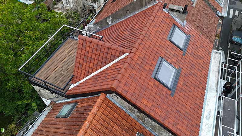 Travaux de couverture et zinguerie - MAÎTRE COUVERTURE : artisan couvreur zingueur sur Paris (75) et l’Île-de-France. : Travaux de couverture et faîtage en neuf et en rénovation. Dépannage urgent de fuite sur toits parisiens ! Pose et rénovation de toiture en zinc et des différents éléments de zinguerie. Intervention dans les meilleurs délais sur Paris (75) et en Île-de-France : L’Essonne (91), la Seine-et-Marne (77), les Yvelines (78), le Val-de-Marne (94) et les Hauts-de-Seine (92). Maître Couverture sur PARAY-VIEILLE-POSTE (91). Par téléphone ou en ligne, Mr David BARNABEAU est à votre écoute pour tous vos projets de couverture, zinguerie et faîtage en neuf et en rénovation.