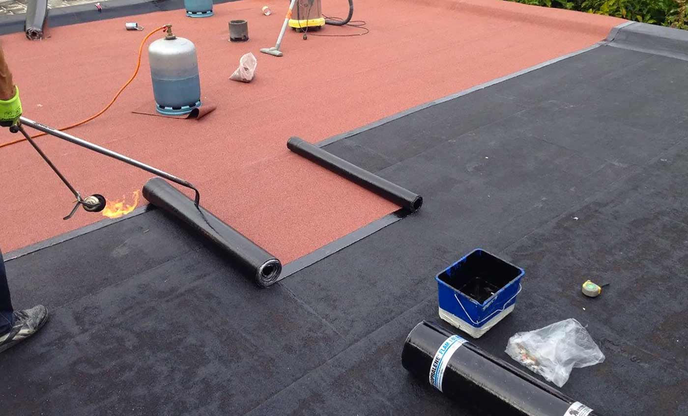 Étanchéité toit plat terrasse - MAÎTRE COUVERTURE : Artisan Couvreur étancheur sur Paris (75) et l’Île-de-France. Étanchéité toit plat terrasse : plateforme par membrane en bitume goudronné . Isolation combles et toiture. Afin de vous garantir un service de proximité, lntervention dans les meilleurs délais sur Paris (75) et en Île-de-France : L’Essonne (91), la Seine-et-Marne (77), les Yvelines (78), le Val-de-Marne (94) et les Hauts-de-Seine (92). Maître Couverture sur PARAY-VIEILLE-POSTE (91). Par téléphone ou en ligne, Mr David BARNABEAU est à votre écoute pour tous vos projets d’étanchéité toit plat terrasse et d’isolation combles et toiture.