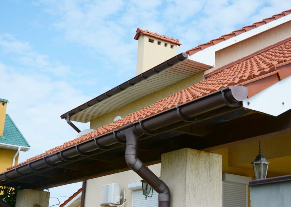 Travaux de couverture et zinguerie - MAÎTRE COUVERTURE : artisan couvreur zingueur sur Paris (75) et l’Île-de-France. : Travaux de couverture et faîtage en neuf et en rénovation. Dépannage urgent de fuite sur toits parisiens ! Pose et rénovation de toiture en zinc et des différents éléments de zinguerie. Intervention dans les meilleurs délais sur Paris (75) et en Île-de-France : L’Essonne (91), la Seine-et-Marne (77), les Yvelines (78), le Val-de-Marne (94) et les Hauts-de-Seine (92). Maître Couverture sur PARAY-VIEILLE-POSTE (91). Par téléphone ou en ligne, Mr David BARNABEAU est à votre écoute pour tous vos projets de couverture, zinguerie et faîtage en neuf et en rénovation.